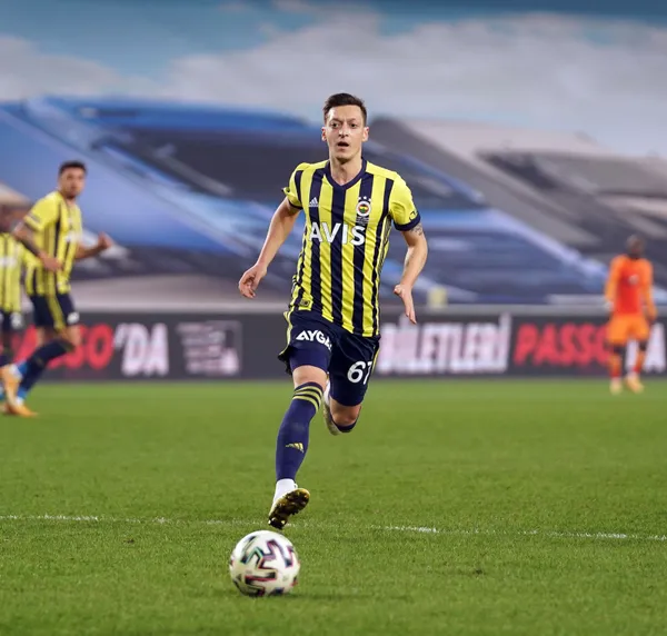 fenerbahceli-taraftarlarin-mesut-ozil-isyani-hedef-tahtasinda-erol-bulut-var-1612962455584.jpg Fenerbahçeli taraftarların Mesut Özil isyanı! Hedef tahtasında Erol Bulut var-10