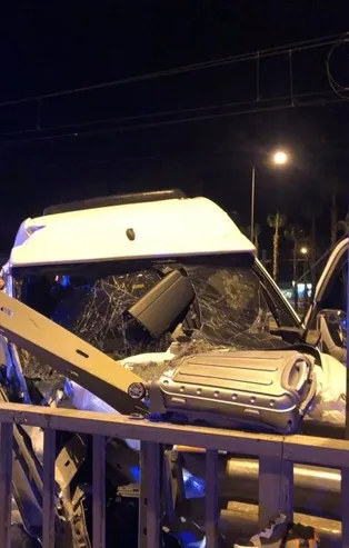 Antalya’da turistleri taşıyan minibüs bariyerlere çarptı: Bir kişi hayatını kaybetti 4 kişi yaralandı