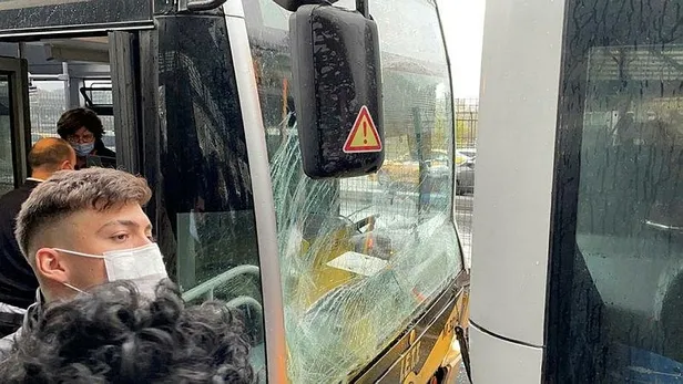 Son dakika: Haramidere durağında iki metrobüs çarpıştı-1