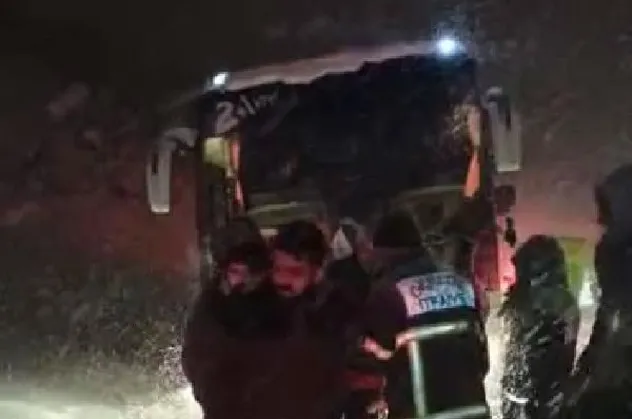 Son dakika: Bolu'da bariyerlere çarpan otobüsün kapıları açılmayınca 27 yolcu mahsur kaldı