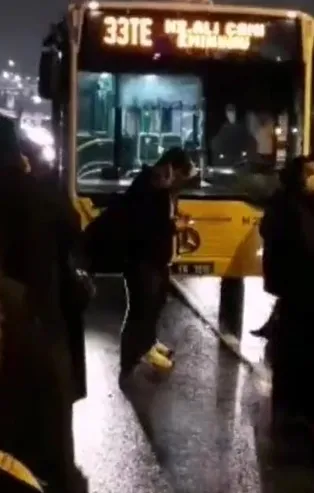 İETT aracı bozuldu İstanbullular otoban kenarında bekledi!