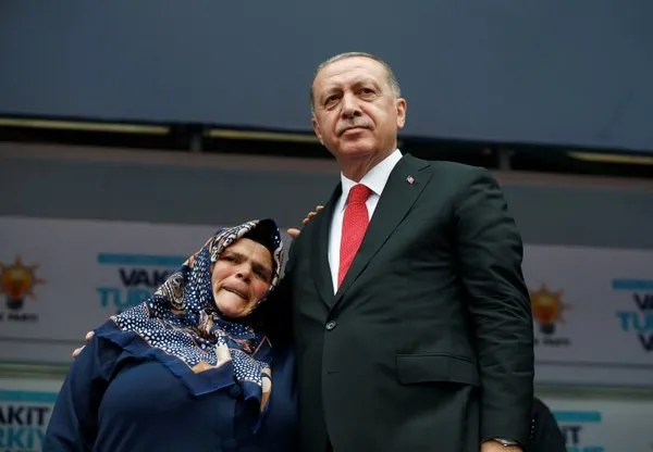 Cumhurbaşkanı Erdoğan şehit Eren Bülbülün annesine hediye edilen evin anahtarını verdi