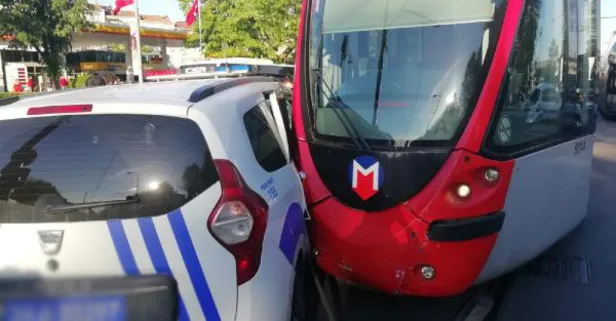 Fatih’te polis aracı ile tramvay çarpıştı
