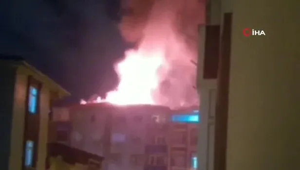 Bağcılar’da 5 katlı binanın çatısında korkutan yangın