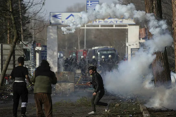 Yunanistan'ın mültecilere orantısız müdahalesi Avrupa basınında: AB sınırında insanlık ölüyor!-7