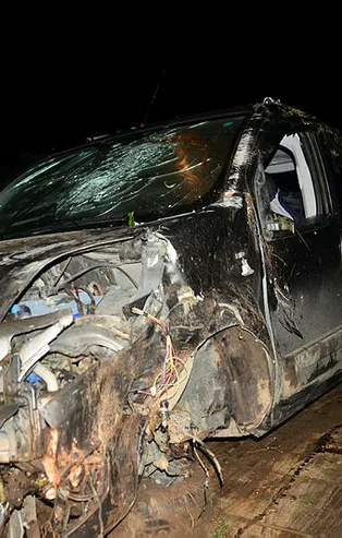 Hafif ticari araç takla attı: 2 yaralı