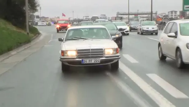 Binali Yıldırım seçim ofisine klasik otomobille geldi