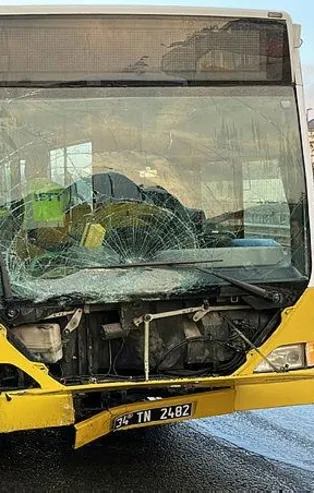 Üsküdar'da İETT kazası: Elektrik panosu ve aydınlatma direğine çarptı!