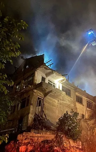 Pendik'te gece saatlerinde 3 katlı metruk binada çıkan yangın korku dolu anlara neden oldu