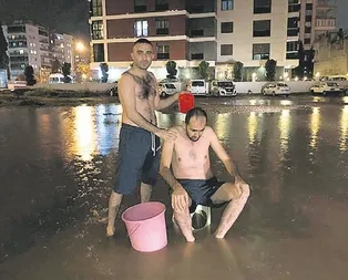 İzmirde Tunç Soyer’e sulu tepki! Yağmur suyuyla sokakta yıkandılar