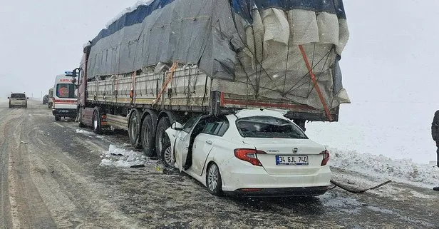 Bitlis’te feci kaza! Otomobil tıra çarptı: Sonucu 2 kişi hayatını kaybetti