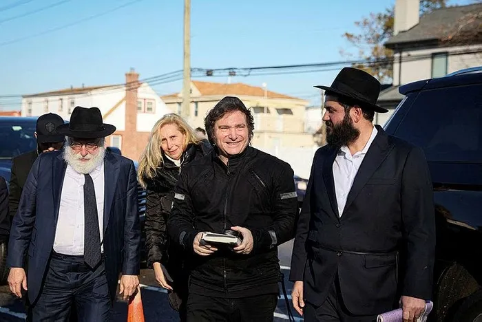 arjantinin-yeni-baskani-javier-milei-ilk-yurt-disi-ziyaretinde-yahudi-hahama-gitti-siyonist-sever-seks-kocunda-1701175949798.jpeg