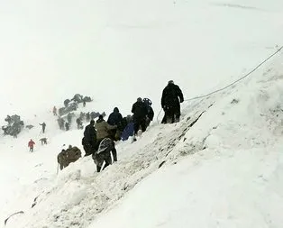 Çığ faciasının yıl dönümünde mezarları başında anıldılar