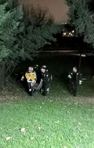 İstanbul'da 10 metrelik kanalizasyon çukuruna düşen şahsı itfaiye kurtardı