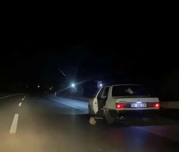 adanada-saskina-ceviren-goruntu-seyir-halindeki-aracta-suruklenerek-gitti-1671087282766.jpeg Adana'da şaşkına çeviren görüntü: Seyir halindeki araçta sürüklenerek gitti-1