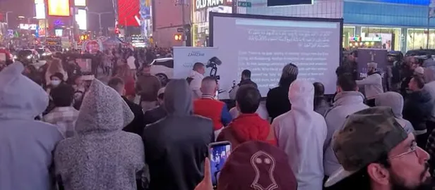 abdnin-new-york-timesda-tarihte-bir-ilk-yasanarak-teravih-namazi-kilindi-1649030530426.jpg ABD'nin New York Times Meydanı'nda tarihte bir ilk! Teravih namazı kılındı-3