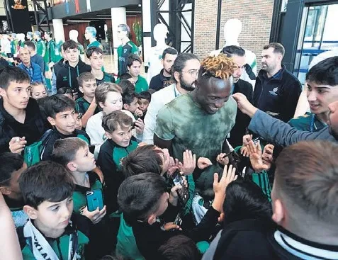 Dan Agyei’ye sevgi seli