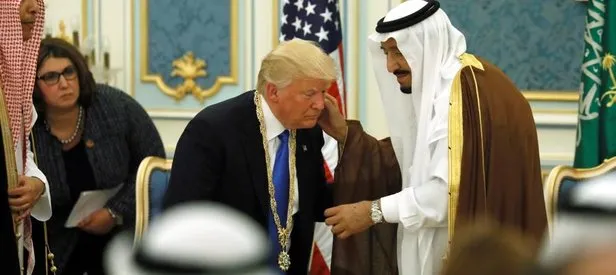Kral Selman, ABD Başkanı Donald Trump’a nişan taktı