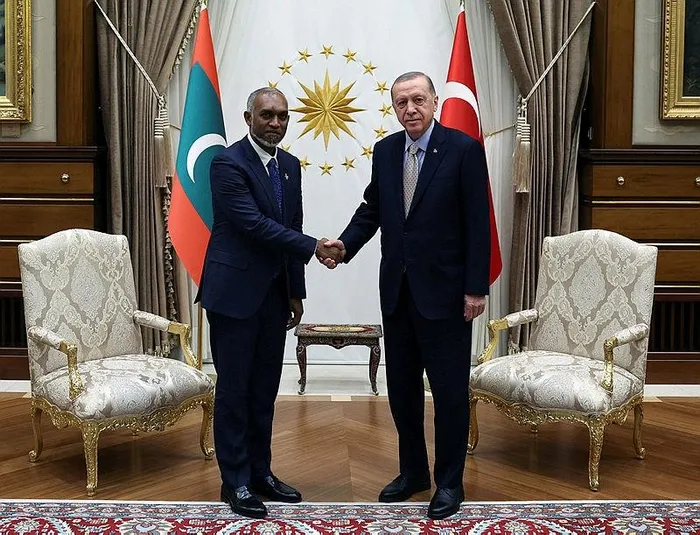 baskan-erdogan-maldivler-cumhurbaskani-muhammed-muizzu-ile-bir-araya-geldi-1701103263289.jpeg İlk yurt dışı ziyareti Ankara'ya! Başkan Erdoğan Maldivler Cumhurbaşkanı Muhammed Muizzu ile bir araya geldi-2