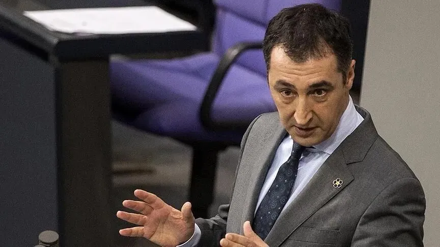 1785689867576.jpeg Batı'nın gözüne girmek için yine sınır tanımadı! Cem Özdemir'den alçak provokasyon: Yine Müslümanları kötüledi-3