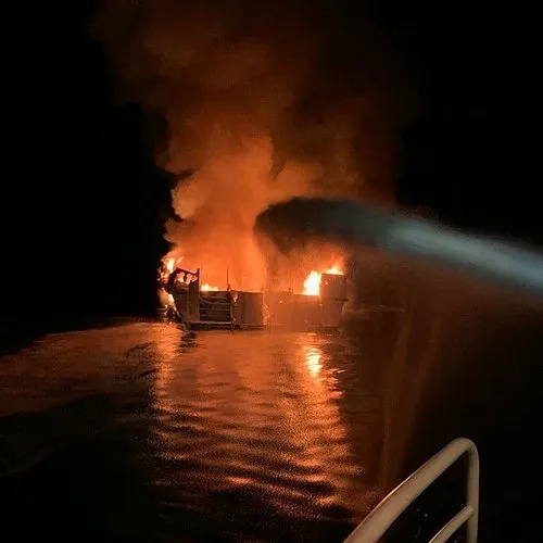 ABD’de yolcu gemisinde yangın: Çok sayıda ölü var-1
