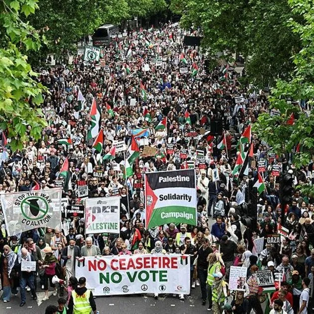 İngiltere’de on binlerce kişi Filistin için tek ses oldu: Gazze’de soykırıma son verin