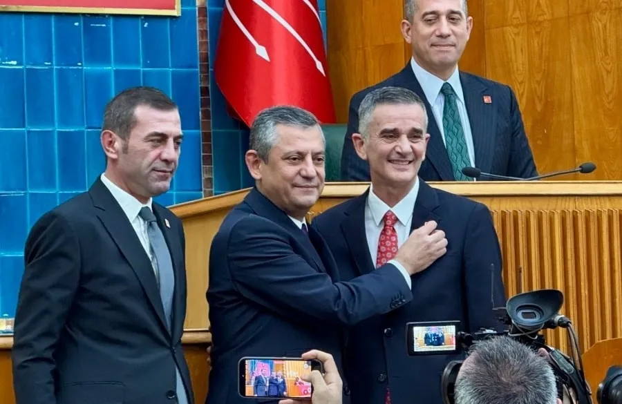 chpyi-parcalamak-icin-ikinci-istifa-cemil-tugaydan-sonra-umit-dikbayir-rozet-atti-cemal-enginyurt-sozunde-dura-1782224613629.jpeg CHP'yi parçalamak için ikinci istifa! Cemil Tugay'dan sonra Ümit Dikbayır rozet attı | Cemal Enginyurt sözünde duracak mı?-3