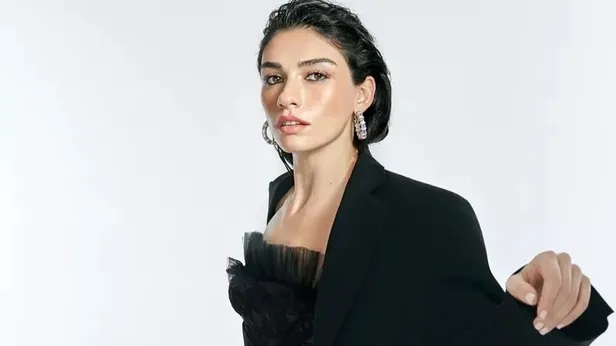 hazar-erguclunun-panik-gecesi-19-yas-buyuk-sevgilisi-onur-unluden-ayrilan-guzel-oyuncu-ilk-kez-biriyle-goruntu-1678389182620.jpeg Hazar Ergüçlü'nün panik gecesi! 19 yaş büyük sevgilisi Onur Ünlü’den ayrılan güzel oyuncu ilk kez biriyle görüntülendi-6