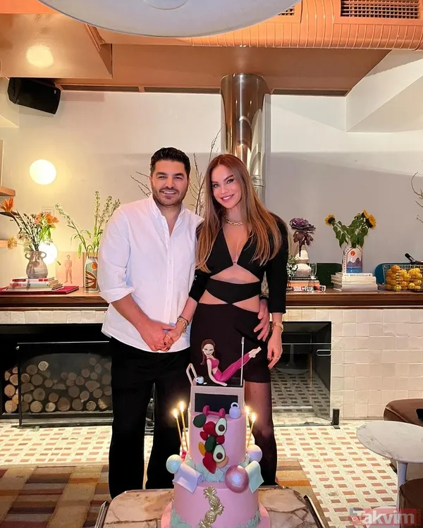 18’lik oğluna ve müstakbel gelinine bakın! Ebru Şallı yeni yaşını kutladı! Dekolteli minisiyle poz veren Ebru Şallı: “25 gibi...” - 9