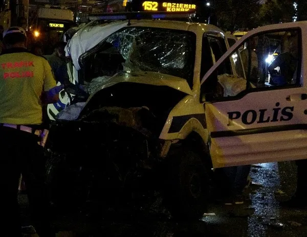 Son dakika: İzmir'de kahreden olay! İhbara giden polis aracı otomobille çarpıştı; 1 şehit, 4 yaralı-5