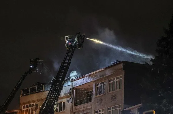 Son dakika: Eyüpsultan'da gece yarısı yangın paniği! 5 katlı binanın çatısı alev alev yandı-1