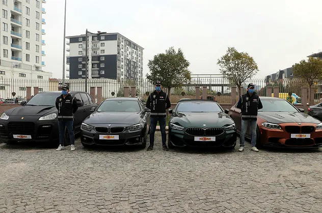 Emniyet'ten milyonluk ikiz plaka operasyonu! Lüks otomobiller, oyuncaklar, cep telefonları...