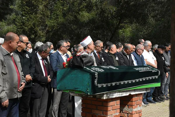 70-yasinda-hayatini-kaybeden-kazim-aksar-son-yolculuguna-ugurlandi-usta-oyuncuya-boyle-veda-ettiler-1677684832780.jpg 70 yaşında hayatını kaybeden Kazım Akşar son yolculuğuna uğurlandı! Usta oyuncuya böyle veda ettiler...-4