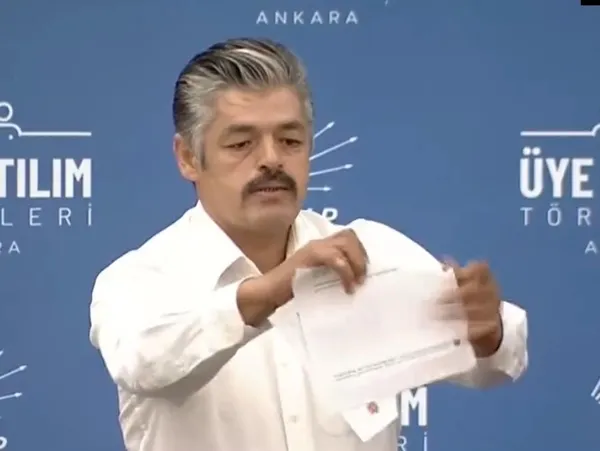 chp-lideri-kemal-kilicdaroglunun-kursu-tiyatrosu-sade-vatandas-diye-cikardi-suc-makinesi-cikti-1660906081120.jpg CHP lideri Kemal Kılıçdaroğlu'nun kürsü tiyatrosu: Sade vatandaş diye çıkardı "suç makinesi" çıktı-4