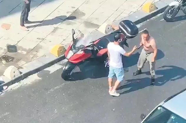 Kadıköy'de bir kişi satırla çevredekilere tehditler savurarak kendisine zarar verdi