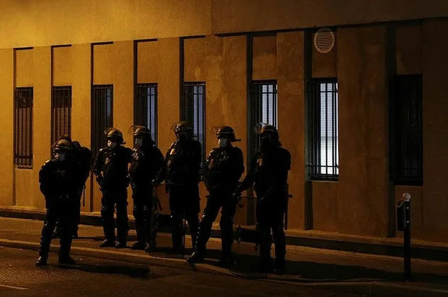 Fransa'da uyuşturucu çeteleri ayaklandı: 40 kişi polis karakoluna havai fişeklerle saldırdı!