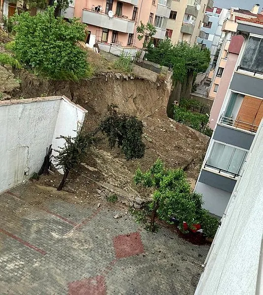 Ankara'da istinat duvarı çöktü! 4 apartman ve 1 gecekondu tahliye edildi-2