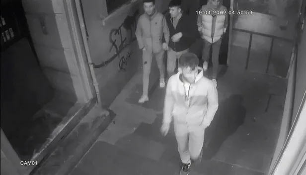 İstanbul Beyoğlu'nda gece yarısı İngiliz turisti bıçakla ağır yaralayan gaspçılar yakalandı-4