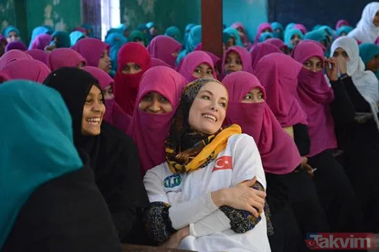 Gamze Özçelik, sosyal medyada da adından söz ettirmeye devam ediyor - 1