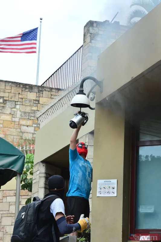 Honduras karıştı! ABD Büyükelçiliğinin kapısını ateşe verdiler