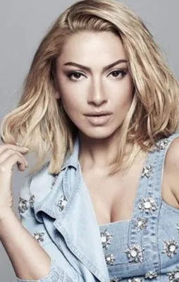 Hadise para basıyor