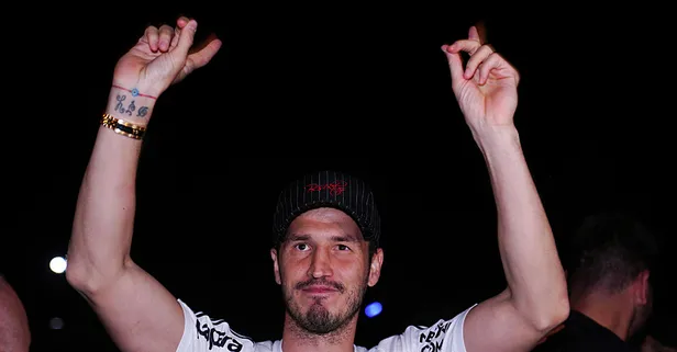 Beşiktaş'ta imzalar atılıyor! Salih Uçan siyah beyazlı formaya giymeye devam edecek