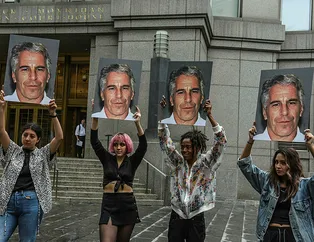 ABD'li sapık milyarder Jeffrey Epstein'in evinden Bill Clinton'un kadın elbiseli fotoğrafı çıktı