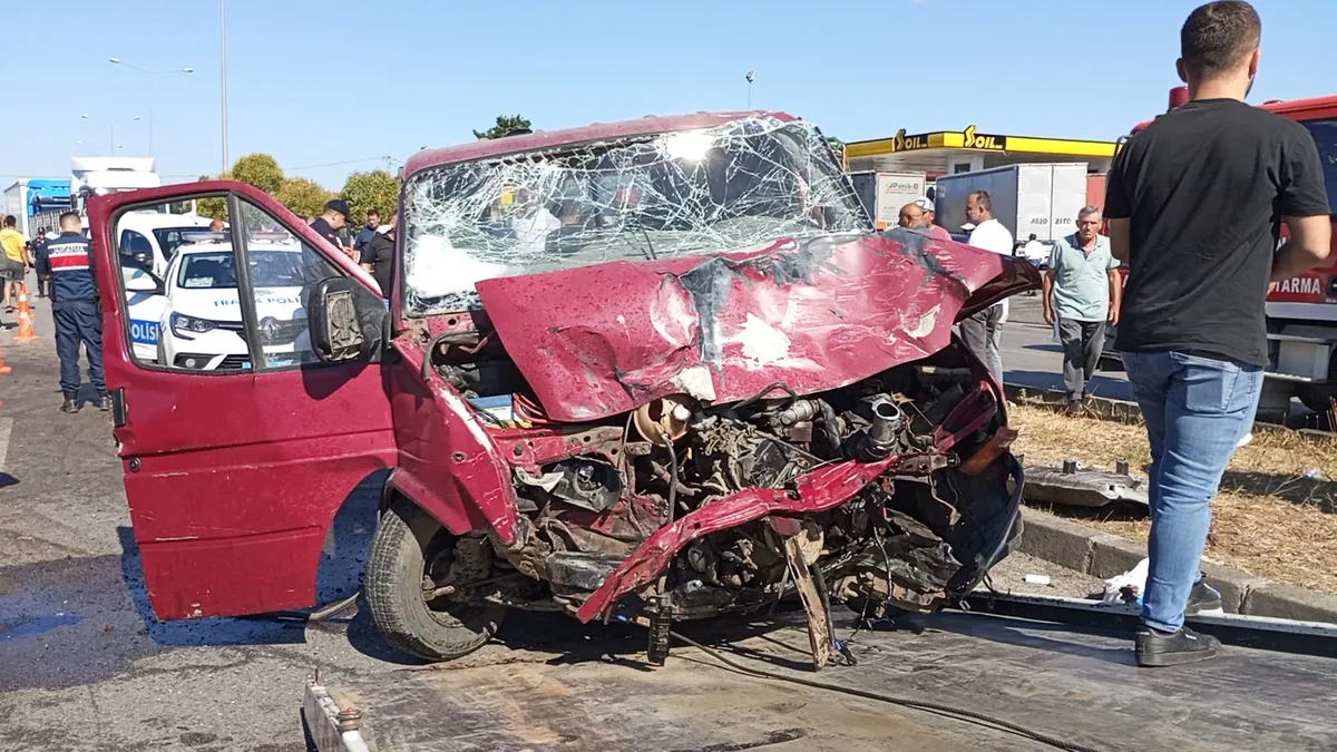 Samsun'da feci kaza! Önce refüje sonra TIR'a çarptı! Anne öldü 2 çocuğu yaralı