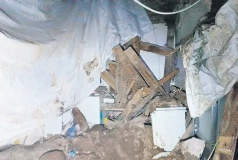 Toprak evde feci çöküş!