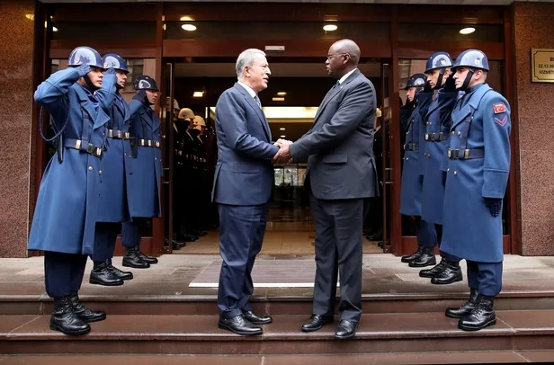 Bakan Akar Uganda Savunma Bakanı Bright Rwamirama ile bir araya geldi-1