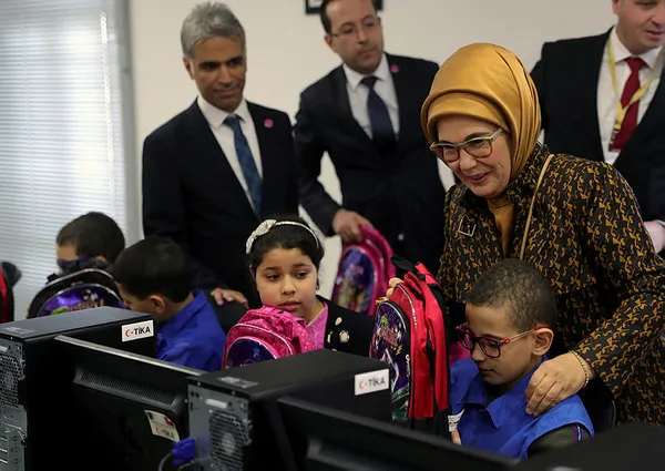 emine-erdogan-cezayirde-bilgisayar-laboratuvari-acti-1580049569774.jpg Emine Erdoğan Cezayir'de bilgisayar laboratuvarı açtı-1