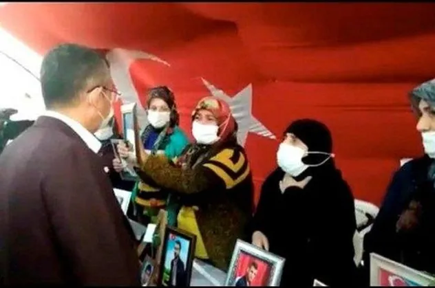SON DAKİKA: Diyarbakır'da evlat nöbeti tutan annelerden CHP'ye sert tepki!