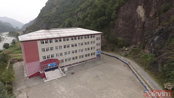 Öğrenciler ölümle burun burunaydı! Rize Ardeşen'de kaya parçalarına karşı çelik ağlar örülüyor - 2