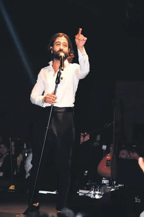 simge-sagin-sahnede-gozyaslarina-boguldu-beni-aglattiginiz-icin-tesekkur-ederim-1634592996024.jpeg Simge Sağın sahnede gözyaşlarına boğuldu: "Beni ağlattığınız için teşekkür ederim"-4